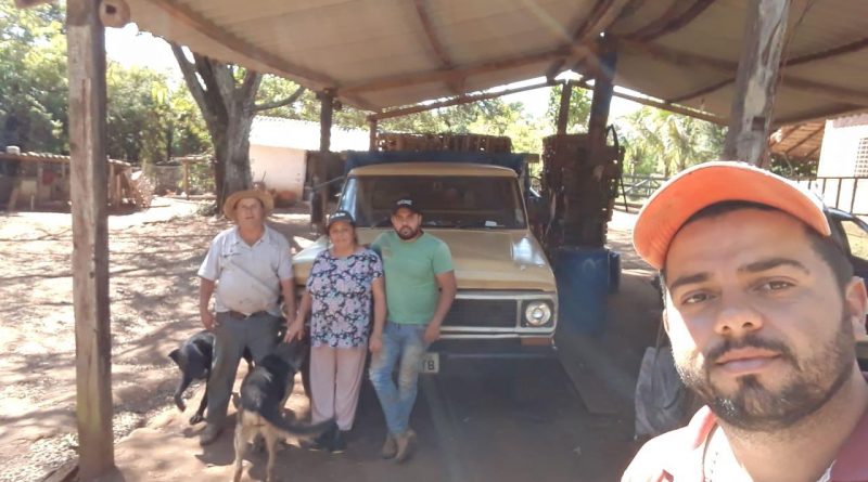 Osvaldo Giorgiuti, do Assentamento Nossa Terra, no município de Batatais, ao lado da esposa, Heloísa, e dos filhos Renan e Alan